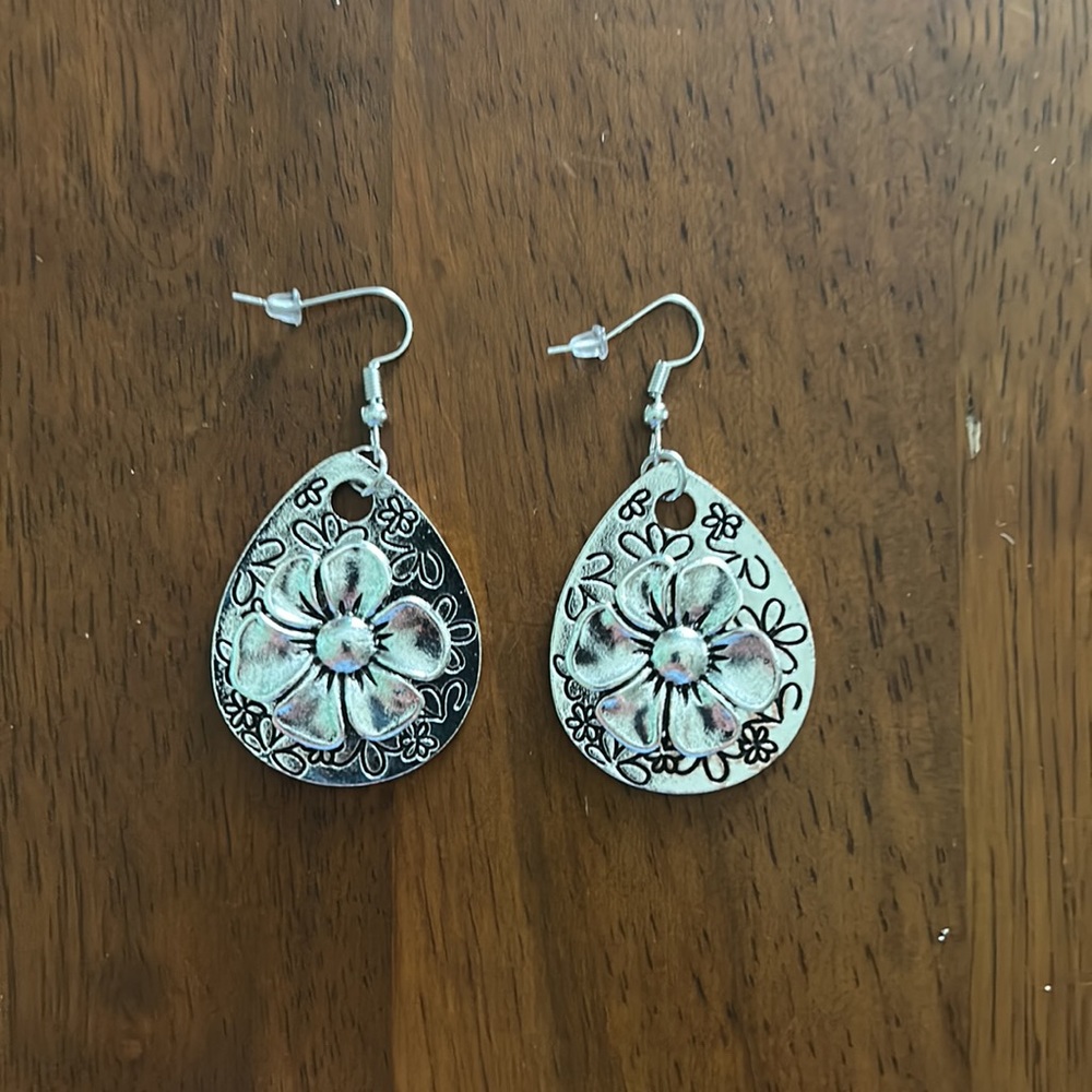 Silvery Flower 🌸 Earrings
